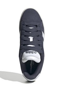 Tamno plave tenisice od antilopa i mrežastog materijala, bijele pruge, okrugli vezice, podstavljeni ovratnik, Cloudfoam uložak i gumeni potplat.