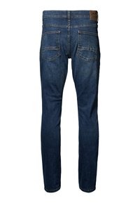 Sötétkék farmernadrág, slim fit szabással, két hátsó zsebbel és barna bőr címkével a derékon. Tiszta dizájn, minimális részletezéssel.