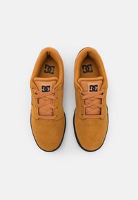 DC Shoes CRISIS 2 - Sapatilha de treino - wheat/black