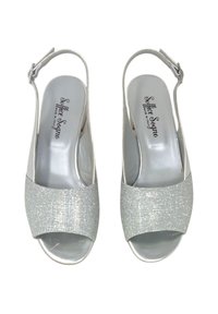 Décolleté argentate con tacco a sfilo, upper testurizzato scintillante, design con punta aperta, cinturino regolabile alla caviglia e fodera interna liscia.