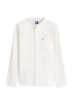 Cămașă albă cu mâneci lungi, nasturi și guler tip bandă, cu un buzunar la piept care are un mic logo Tommy Hilfiger.