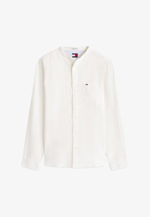 Camisa blanca de manga larga con botones y cuello mao, bolsillo en el pecho con un pequeño logo de Tommy Hilfiger.