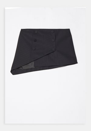 Mustric mustega, millel on tekstuuriline kangas, diagonaalne äär, külg-nupud ja sile sisemine vooder.