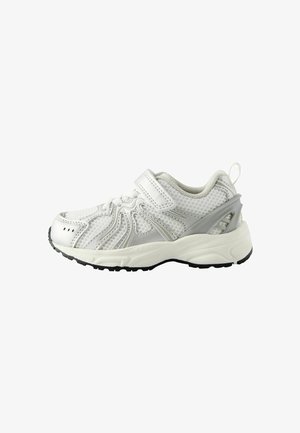 Hvide sportssko med mesh-overdel og sølvdetaljer. Har en Velcro-rem, buet design og struktureret gummisål for godt greb.