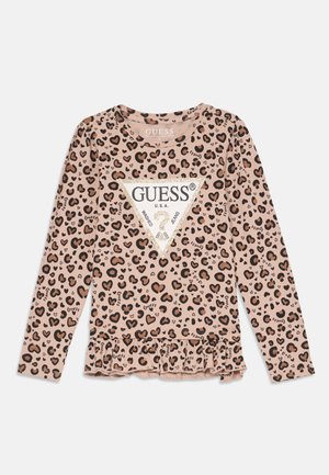 Gaišā rozā krāsā garajām piedurknēm tops ar leoparda rakstu un sirds motīviem, kuram ir metālisks trīsstūra logo un ķermeņa daļa ar volāniem.