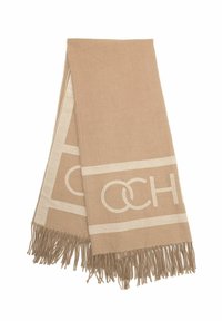 Beżowy, pleciony szalik z frędzlami na końcach i subtelnymi, dużymi inicjałami "OCH" w jaśniejszym odcieniu beżu na całej powierzchni.