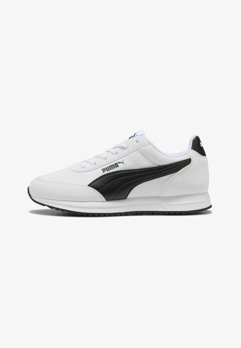 Baskets blanches Puma avec bande noire du logo sur le côté, fermeture à lacets et semelle noire texturée.