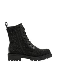 Botine negre până la gleznă, cu textură cu detalii metalice, șireturi în față și fermoar pe lateral. Au o talpă chunky din cauciuc și o curea de prindere în spate.