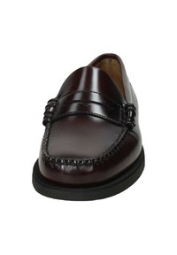 Mocassino in pelle marrone scuro con punta cucita, fascia penny e suola nera, mostrato da un'angolazione frontale su sfondo bianco.