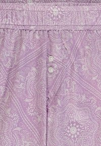 Lyslilla shorts med et paisley-mønster i hvid, elastisk talje og to knapper foran.