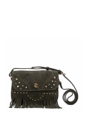 Bolso bandolera de ante verde oscuro con tachuelas doradas y plateadas, detalle de flecos en la parte inferior y correa ajustable con un pequeño logo metálico en la solapa.