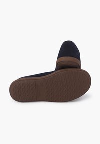 Scarpe slip-on in suede blu navy con punta arrotondata, dotate di una suola in gomma marrone con motivi testurizzati per una migliore aderenza.
