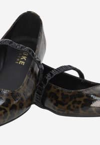 Ballerines en imprimé léopard avec une finition brillante, comprenant des sangles texturées noires et un design ouvert sur les côtés. Logo de la marque discret à l'intérieur.
