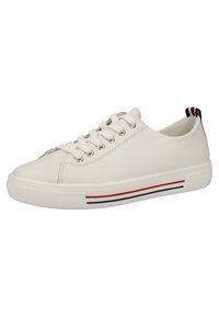 Sneaker bianco in pelle con punta rotonda, sei occhielli, lacci bianchi e suola di gomma. Presenta strisce rosse e blu sul lato della suola.