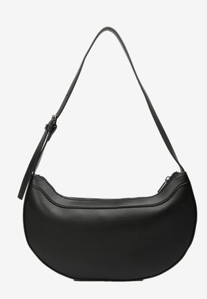 Čierna kožená taška cez rameno v tvare polmesiaca s dlhým nastaviteľným popruhom a horným zapínaním na zips.