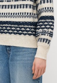 Vero Moda Tall VMHENYA HIGHNECK  - Stickad tröja - birch/navy