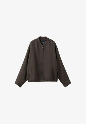 Giacca marrone scuro con bottoni, maniche lunghe, scollo rotondo e due tasche frontali, mostrata su sfondo bianco.