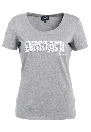 Grå kortærmet T-shirt med "ARMANI JEANS" trykt i hvide distressed store bogstaver på tværs af brystet.