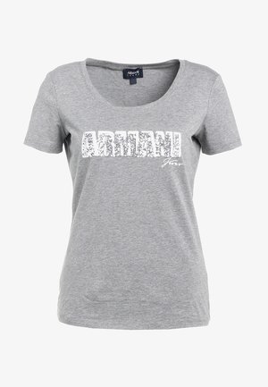 T-shirt gris à manches courtes avec l'inscription "ARMANI JEANS" en lettres capitales blanches usées sur la poitrine.