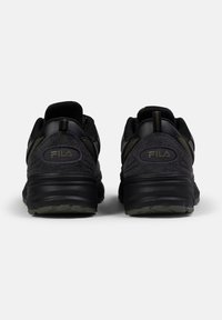 Svarta sneakers med en kombination av släta och strukturerade material, med en dämpad sula och logotypdetalj på baksidan.