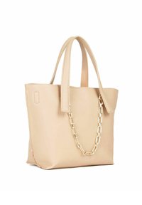 Beige faux læder tote taske med dobbelt håndtag og en guld kæde akcent. Har et minimalistisk design og vinkelret form.