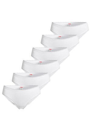 Seks hvide bomulds-trusser til kvinder med blonderand, arrangeret diagonalt, hver med en rød og hvid størrelsesetiket indvendigt på linningen.