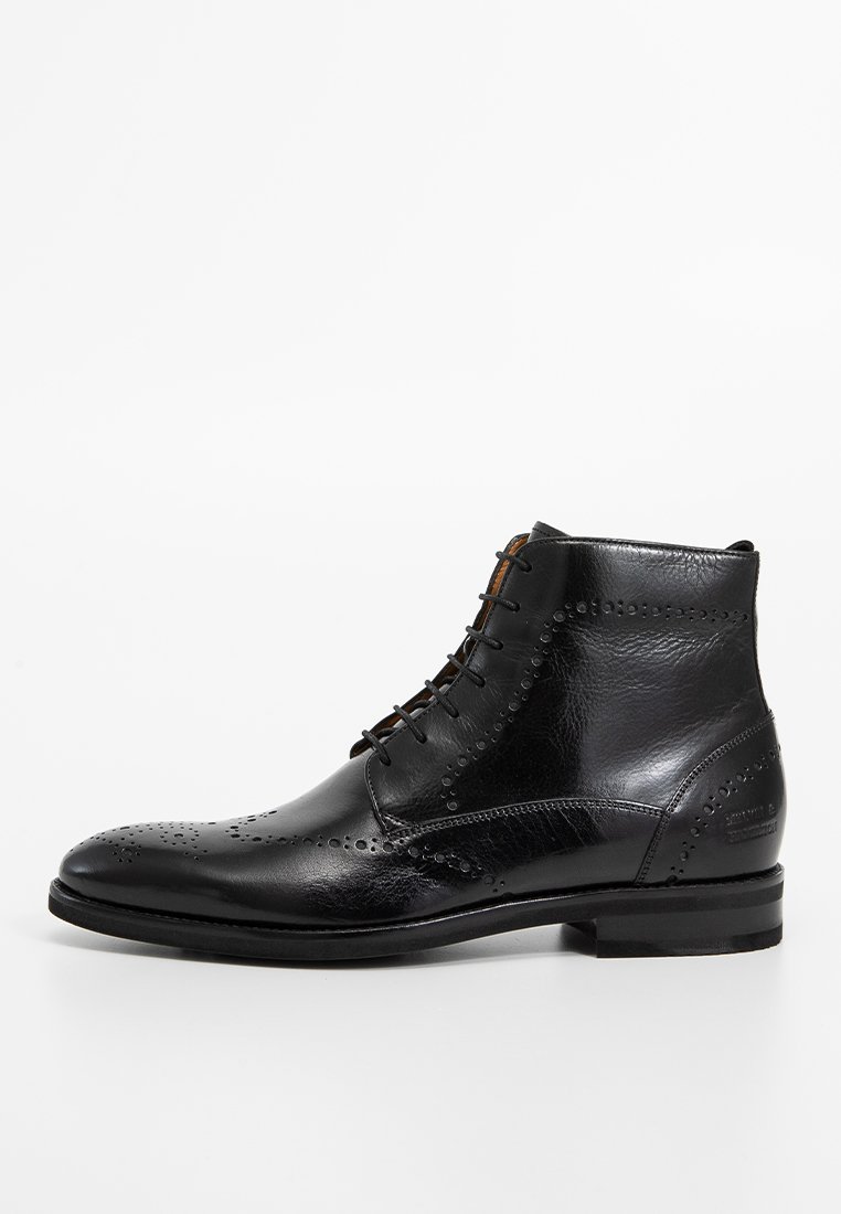 Schwarze Lederstiefelette mit Schnürverschluss, Brogue-Perforationen, glatter Oberfläche und abgerundeter Zehenform. Robuste schwarze Gummisohle.