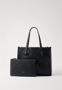 Borsa tote in pelle nera con finitura testurizzata, cuciture a contrasto e due manici. Include una borsetta con cerniera coordinata.
