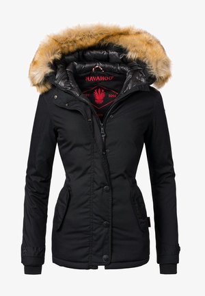 Giacca nera imbottita con cappuccio foderato in pelliccia sintetica, chiusure con zip e bottoni, tasche laterali e etichetta rossa con il marchio all'interno.