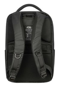 Zaino nero realizzato in tessuto resistente, con spallacci imbottiti in rete e una maniglia superiore. Presenta spallacci regolabili e un'etichetta sul retro.