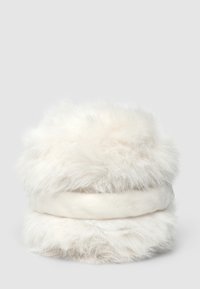 Cuffie per le orecchie in pelliccia sintetica bianca, calde e con un morbido cinturino, caratterizzate da un design soffice e testurizzato per isolamento e comfort.