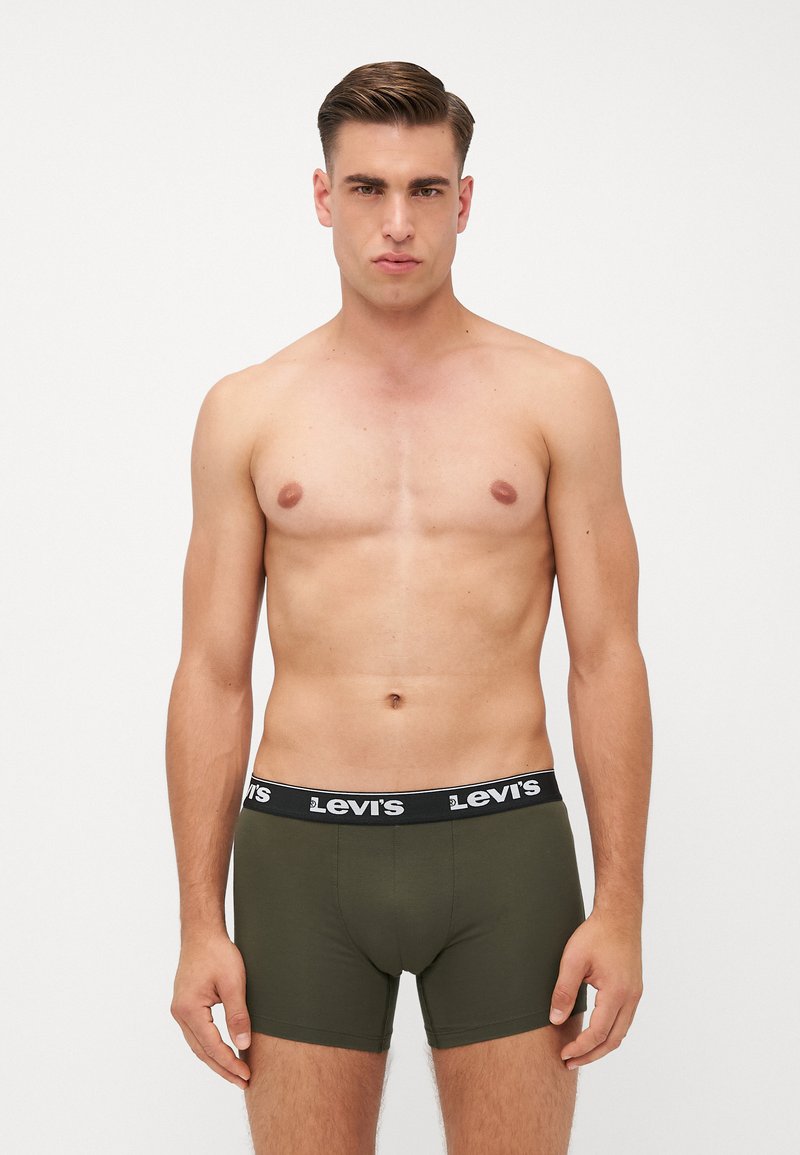 Boxer brev verde in cotone con elastico nero che presenta il logo bianco "Levi's". Progettati per una vestibilità aderente, con cuciture minime e texture liscia.