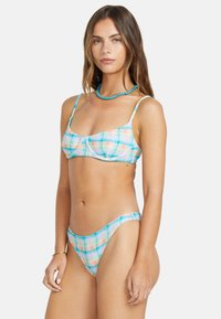 Kariertes Bikini-Set in hellblauen, rosa und orange Farben; das Oberteil hat ein strukturiertes Design mit verstellbaren Trägern, und das Unterteil ist hoch geschnitten.