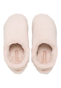 Chaussons en peluche rose avec une texture douce, une forme arrondie et un design ouvert. Présentent le logo "CROCS" sur la semelle intérieur.