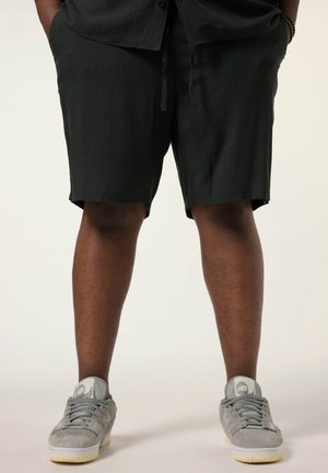 STHUGE Shorts - black