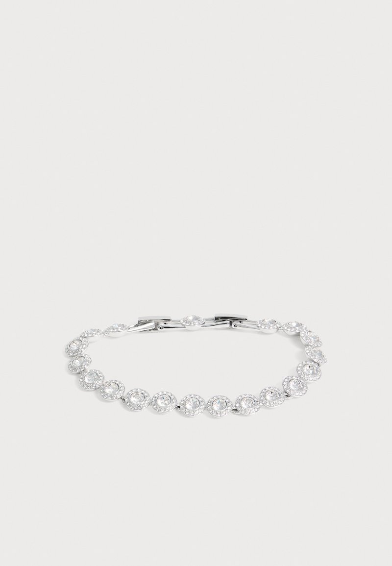 Pulsera de plata con piedras circulares transparentes dispuestas en un patrón continuo enlazado sobre un fondo gris claro.