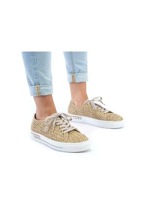 Béžové tkané tenisky s šedými tkaničkami, bílou gumovou podešví a zlatými průchodkami. Texturovaný svršek a viditelné modré džínsy s ohrnutým lemem.