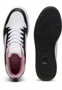 Hvide, sorte og pink sneakers med perforeret design. Tykke snørebånd, polstret tunge, kontrasterende gummisål og detaljer med tekstureret greb.