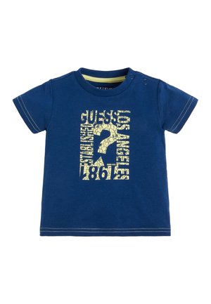 Blaues Kurzarm-Kleinkindshirt mit gelbem, rissigem Textdruck "Guess Los Angeles 1981" und Druckknöpfen an der Schulter.