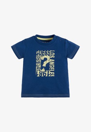 Maglietta blu a maniche corte per bambino con stampa gialla a testo screpolato "Guess Los Angeles 1981" e bottoni a pressione sulla spalla.