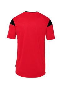 Rotes Sport-T-Shirt mit schwarzen Schulterakzenten, kurzen Ärmeln und Rundhalsausschnitt. Hergestellt aus glattem, leichtem Stoff mit lockerem Schnitt.