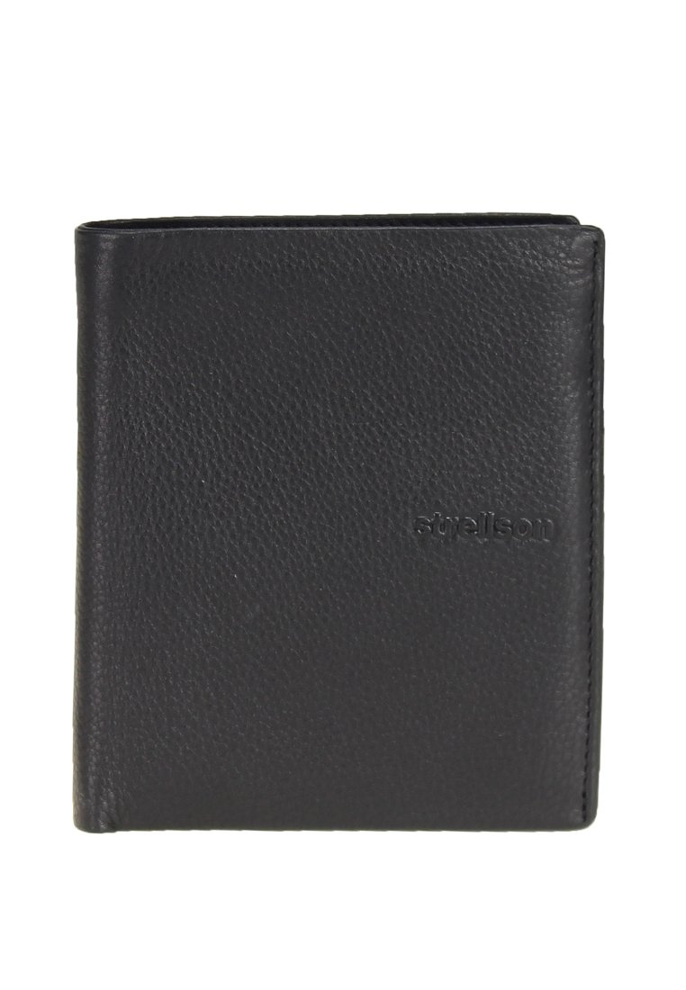 Monedero de cuero negro con textura de grano, diseño de doble pliegue, nombre de la marca embellecido en la parte frontal y bordes cosidos.