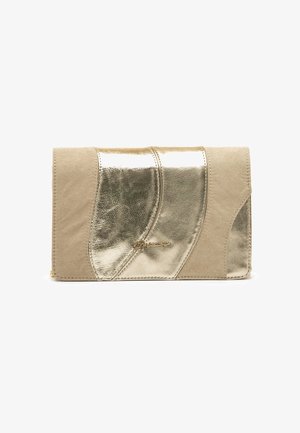 Cartera beige con frente metálico dorado texturizado y lados de tela lisa, con un detalle de logo y un diseño estructurado y delgado.