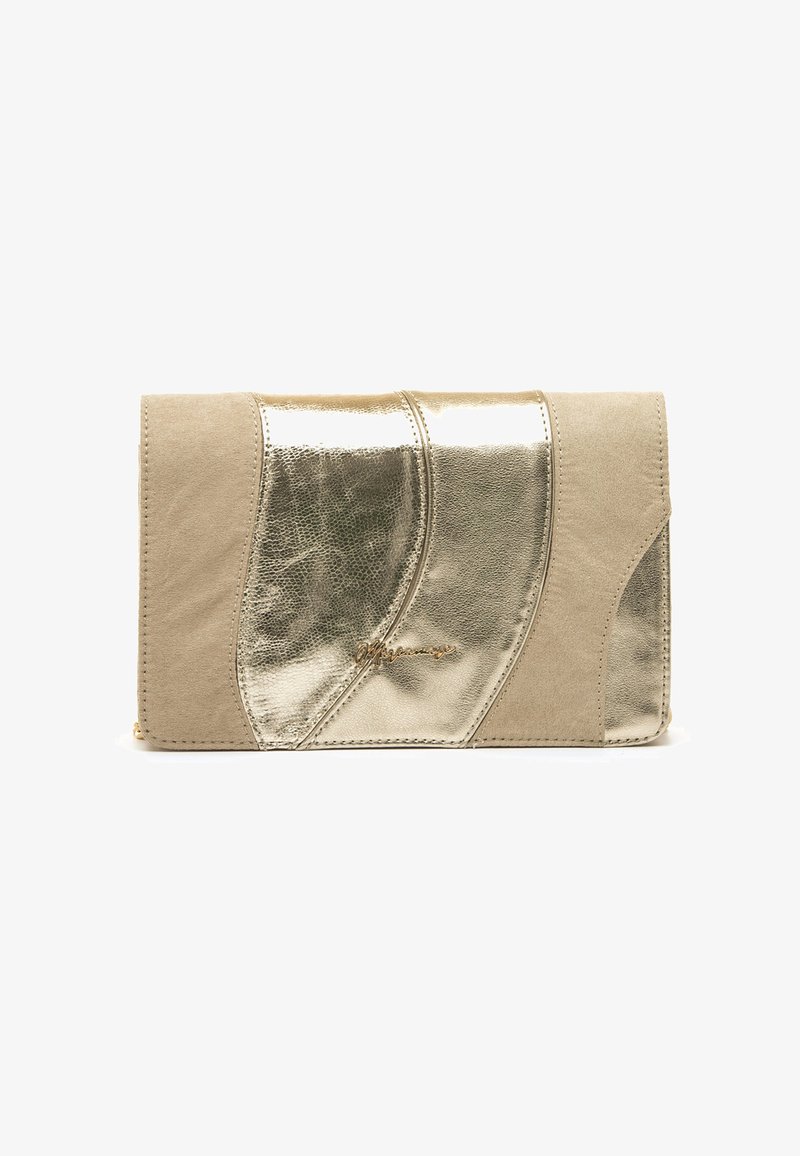 Cartera beige con frente metálico dorado texturizado y lados de tela lisa, con un detalle de logo y un diseño estructurado y delgado.