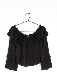 Blusa nera scollata con colletto arricciato e maniche lunghe, con chiusura a bottoni davanti e dettagli a scallop all'orlo.