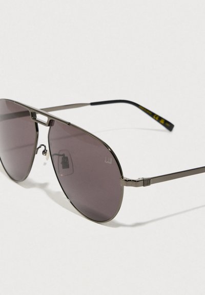 Aviator-style solbriller med mørkegrå tonede linser, metalramme med et slankt design og en sort struktureret tempelaccent.