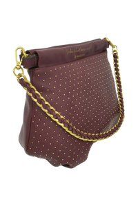 Borsa a mano in pelle bordeaux con borchie dorate, tracolla a catena intrecciata con accenti dorati e finitura testurizzata, caratterizzata da una base sagomata a ondine.