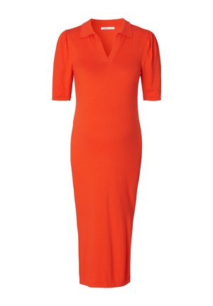 Robe tricotée rouge avec un col polo et des manches courtes bouffantes. Une silhouette ajustée s'étend jusqu'aux genoux, avec un tissu lisse et extensible.