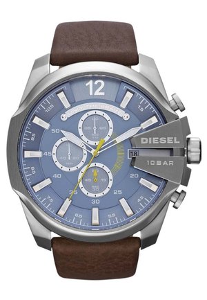 Orologio da polso Diesel con quadrante blu, indici argentati, tre quadranti secondari, finestra della data, cinturino in pelle marrone e cassa in acciaio inox con resistenza all'acqua fino a 10 bar.
