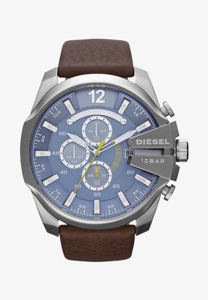 Diesel-Armbanduhr mit blauem Zifferblatt, silbernen Markierungen, drei Unterzifferblättern, Datumsfenster, braunem Lederarmband und Edelstahlgehäuse mit 10-Bar-Wasserbeständigkeit.